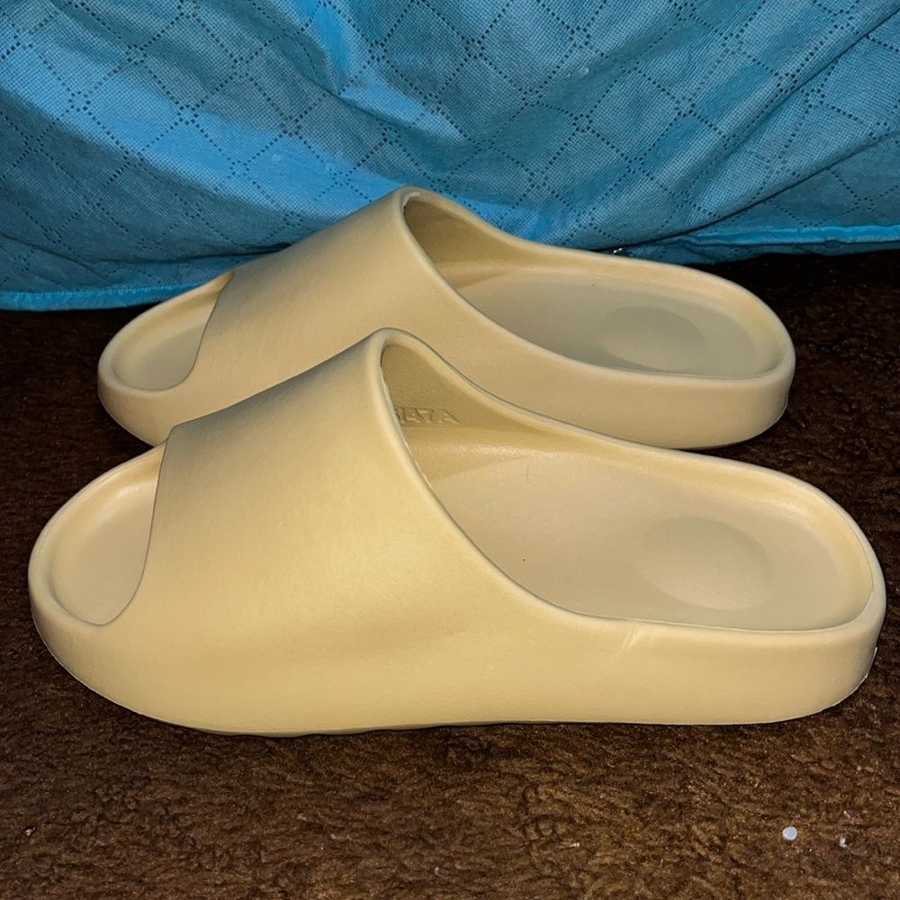 EVA Foam Slides Super Cushioned Unbranded Sandal New Yellow size 13 and 14 Mens